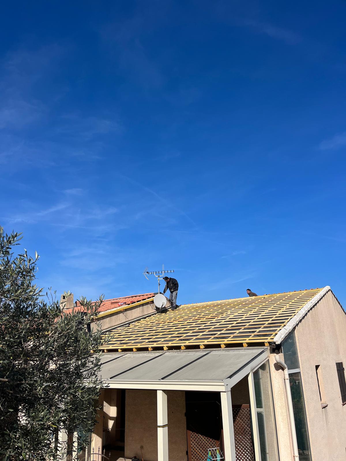 Équipe SB Couverture sur charpente neuve